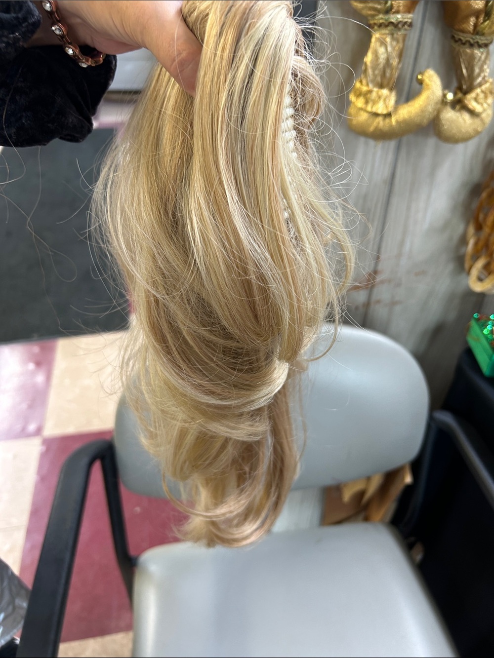 Wavy Clip-In Hair Extension - Honey Blonde - Picture 3 of 3
